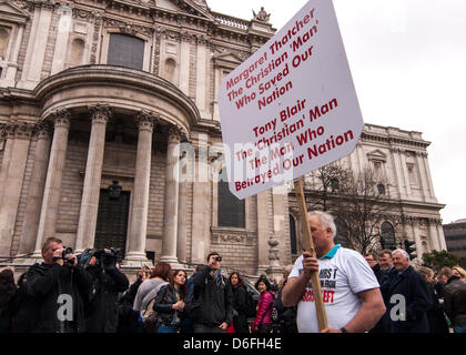 London, UK, 17. April 2013.  Trauerfeier von Baroness Thatcher findet in der St. Pauls Cathedral.  Tausende von Menschen säumen die Straßen, um ihren Respekt zu zahlen, als der Sarg in die Anschluß-Markierungsfahne, drapiert auf einer Lafette mit vollen militärischen Ehren durchgeführt wird. Der Mann im Bild zahlt seinen Respekt durch mit einem Schild Margaret Thatcher Vorzug vor Tony Blair zu unterstützen. Stockfoto