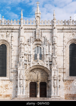 Lissabon, Portugal, Südportal in die Seitenfassade des Mosteiro Dos Jeronimos Stockfoto