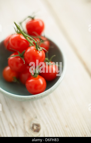 Cherry-Tomaten in grüne Schüssel Stockfoto
