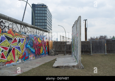 Umstrittene Entfernung ein original Teil der Wand, um Zugriff auf eine große Baustelle. Stockfoto