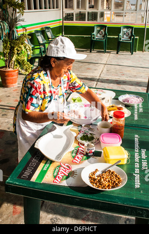 Ceviche, eine typische peruanische Gericht, in ein Restaurant am Strand (Besique Balneario de Besique) vorbereitet. Stockfoto