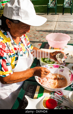 Ceviche, eine typische peruanische Gericht, in ein Restaurant am Strand (Besique Balneario de Besique) vorbereitet. Stockfoto