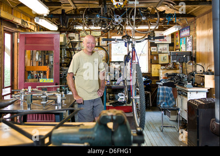 Benutzerdefinierte Fahrrad Rahmen Handwerker Don MacClung fotografiert in seiner Werkstatt auf dem Arkansas River in Salida, Colorado, USA Stockfoto