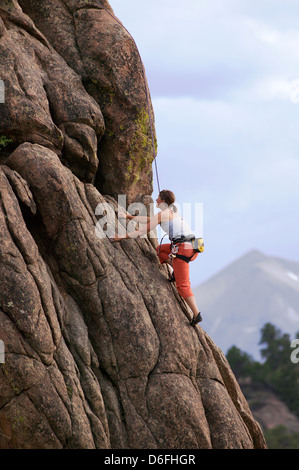 Junge Frau Klettern am Elephant Rock, in der Nähe von Buena Vista, Colorado, USA Stockfoto