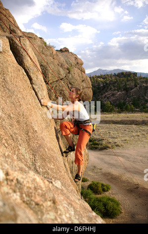 Junge Frau Klettern am Elephant Rock, in der Nähe von Buena Vista, Colorado, USA Stockfoto