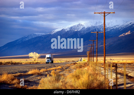 Traktor Anhänger LKW auf der Autobahn 6 östlich von Bischof, die Berge der Sierra Nevada, Kalifornien, USA Stockfoto