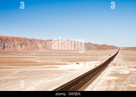 Panamericana (Carretera Panamericana Sur) im Süden Perus. Stockfoto