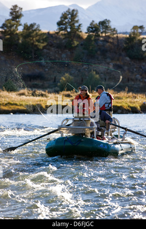 Ehepaar und professionellen Führer Fliegenfischen vom Boot auf dem Arkansas River, in der Nähe von Salida, Colorado, USA Stockfoto