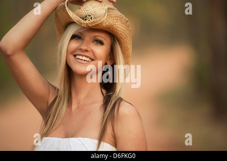 Südliche Mädchen Porträt in Cowboy-Hut außerhalb Stockfoto