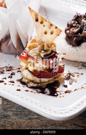 Gourmet-Dessert, frische Erdbeeren, Tahiti-Vanille-Mascarpone Käse, Zucker, geschliffen Chips mit Honig-Balsamico beträufelt Stockfoto