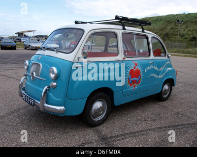 Der 1963 Fiat 600D Multipla ist ein kompaktes Mehrzweckfahrzeug für kleine Familien und städtische Umgebungen. Bekannt für seine Vielseitigkeit und sein effizientes Design ist dieses Modell ein klassisches Beispiel für die europäische Fahrzeugtechnik der Nachkriegszeit. Stockfoto