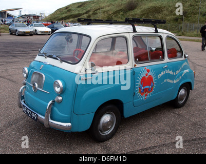 Der 1963 Fiat 600D Multipla ist ein kompakter italienischer Kleinbus mit Sitzplätzen für bis zu sechs Passagiere. Er verfügt über ein markantes Design mit einem Heckmotor, wie es in Fiats kleinen Autos der damaligen Zeit üblich war. Stockfoto