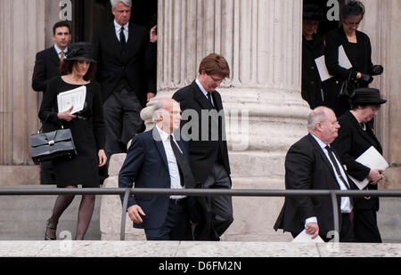 London, UK, 17. April 2013.  Vince Cable MP zählt die Trauernden beim Verlassen der Trauerfeier von Baroness Thatcher in der St. Pauls Cathedral. Stockfoto