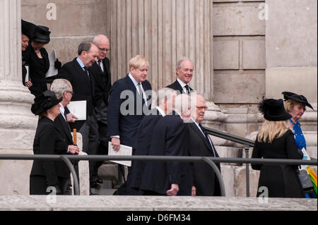 London, UK, 17. April 2013.  Bürgermeister von London, Boris Johnson zählt die Trauergäste, beim Verlassen der Trauerfeier von Baroness Thatcher in der St. Pauls Cathedral. Stockfoto