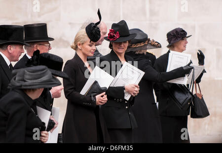 London, UK, 17. April 2013.  Sänger, Katherine Jenkins, zählt die Trauernden beim Verlassen der Trauerfeier von Baroness Thatcher in der St. Pauls Cathedral. Stockfoto