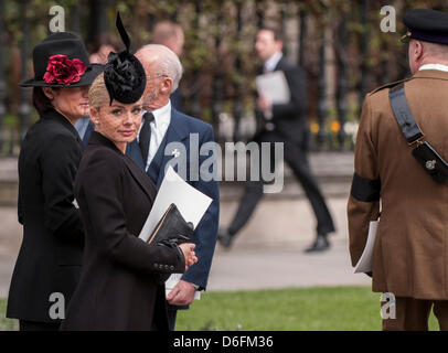 London, UK, 17. April 2013.  Sänger, Katherine Jenkins, zählt die Trauernden beim Verlassen der Trauerfeier von Baroness Thatcher in der St. Pauls Cathedral. Stockfoto