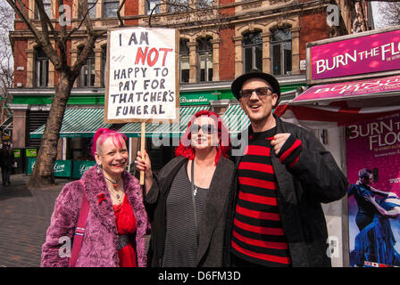 London, UK, 17. April 2013.  Mitglieder der Öffentlichkeit zeigen, ihren Widerstand gegen die Trauerfeier der Baroness Thatcher in der St. Pauls Cathedral. Stockfoto