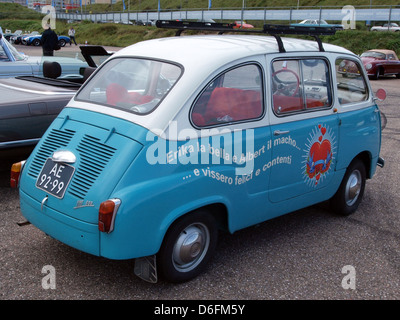 Der Fiat 600D Multipla 1963 ist ein kompaktes italienisches Auto, das für seine praktische und platzsparende Bauweise bekannt ist. Mit seinen legendären Mehrpassagiersitzen wurde er in den 1960er Jahren zu einem beliebten Stadtauto Stockfoto