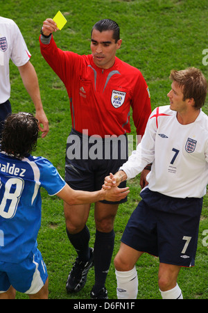 Schiedsrichter Marco Rodriguez stellt eine gelbe Karte für Nelson Valdez von Paraguay, wie David Beckham Englands blickt auf; WM 2006 Stockfoto