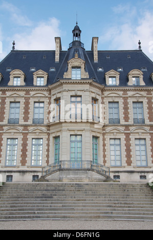 Châteaux. Die vor kurzem restaurierte Fassade des Château de Sceaux. In 1856-62 erbaut, beherbergt heute das Museum der Ile-de-France. Region Paris, Frankreich. Stockfoto