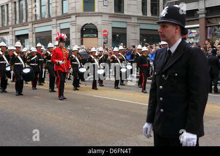 London, UK. 17. April 2013. Polizei und Militär im Einsatz bei der Beerdigung von Margaret Thatcher in London, England. Baroness Thatcher (1925-2013) war eine Politikerin und der Premierminister des Vereinigten Königreichs von 1979 bis 1991. Credit: whyeyephotography.co Stockfoto