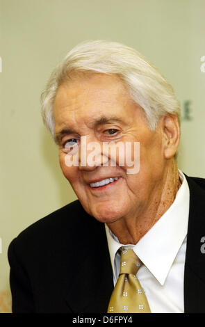 17. April 2013 war - Datei - George Allen 'Pat' Summerall (10. Mai 1930 - 16. April 2013), ein American-Football-Spieler und TV-Sportreporter, CBS, Fox und ESPN gearbeitet. Neben Fußball verkündete er auch Golf und Tennis Grossveranstaltungen. Insgesamt kündigte er 16 Super Bowls, 26 Masters-Turniere und 21 öffnet uns. Summerall starb an Herzstillstand an der University of Texas Southwestern Medical Center. Bild: 2003 - New York - Pat Summerall unterschreibt Kopien von "Sonntag des Helden: NFL Legenden sprechen über die Zeiten der Their Lives," bei Barnes and Noble. (Bild Kredit: Dan Herrick Stockfoto