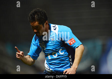 Tetsuya Okubo (Yokohama FC), 17. April 2013 - Fußball /Soccer: 2013 J.LEAGUE Division 2, 9. sec match zwischen Yokohama FC 1-2 V Varen Nagasaki im NHK Spring Mitsuzawa Fußballstadion, Kanagawa, Japan. (Foto von Jun Tsukida/AFLO SPORT) Stockfoto