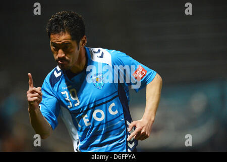 Tetsuya Okubo (Yokohama FC), 17. April 2013 - Fußball /Soccer: 2013 J.LEAGUE Division 2, 9. sec match zwischen Yokohama FC 1-2 V Varen Nagasaki im NHK Spring Mitsuzawa Fußballstadion, Kanagawa, Japan. (Foto von Jun Tsukida/AFLO SPORT) Stockfoto