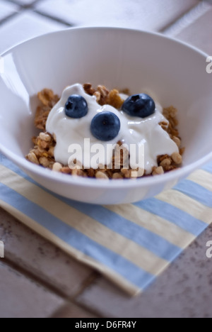 Müsli und Joghurt und Beeren Stockfoto