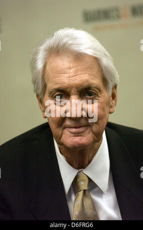 17. April 2013 war - Datei - George Allen 'Pat' Summerall (10. Mai 1930 - 16. April 2013), ein American-Football-Spieler und TV-Sportreporter, CBS, Fox und ESPN gearbeitet. Neben Fußball verkündete er auch Golf und Tennis Grossveranstaltungen. Insgesamt kündigte er 16 Super Bowls, 26 Masters-Turniere und 21 öffnet uns. Summerall starb an Herzstillstand an der University of Texas Southwestern Medical Center. Bild: Sport-Kommentator Pat Summerall unterschreibt Kopien von "Sonntag des Helden: NFL Legenden sprechen über die Zeiten der Their Lives," die er beigetragen, bei Barnes and Noble ein Stockfoto