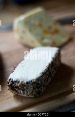 Verschiedene Käsesorten auf einer Käseplatte Stockfoto