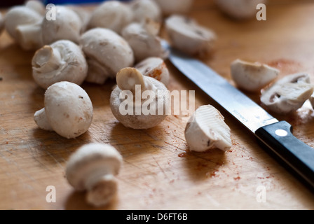 Champignons auf ein Schneidebrett Stockfoto