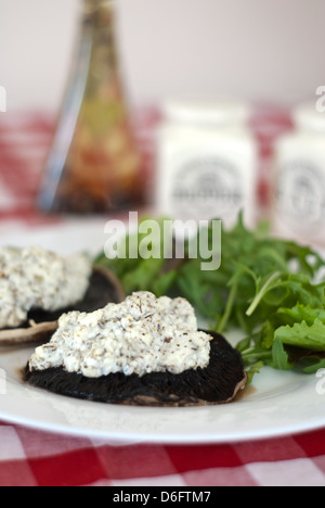 Ricotta auf Portobello-Pilze mit Rucola-Salat Stockfoto