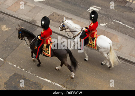 London, UK, 17. April 2013. Soldaten zu Pferde auf den Trauerzug von Margaret Thatcher Stockfoto