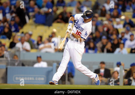 Los Angeles, CA, USA. 17. April 2013.  Los Angeles Dodgers Recht Fielder Andre Ethier (16) trifft ein einzelnes im ersten Inning während der Major League Baseball Spiel zwischen den Los Angeles Dodgers und den San Diego Padres im Dodger Stadium in Los Angeles, CA. David Hood/CSM/Alamy Live News Stockfoto