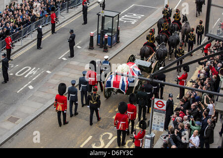 London, UK, 17. April 2013. Menschenmassen drängen Fleet Street um den Trauerzug von Margaret Thatcher, auf dem Weg zur St. Pauls Cathedral zu sehen. Bildnachweis: Sarah Peters/Alamy Live-Nachrichten Stockfoto