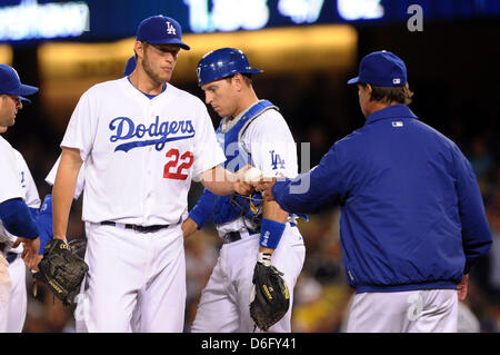 Los Angeles, CA, USA. 17. April 2013.  Ab Los Angeles Schwindler Krug Clayton Kershaw (22) übergibt den Ball an Los Angeles Dodgers Manager Don Mattingly (8), wie er im 6. Inning während der Major League Baseball Spiel zwischen den Los Angeles Dodgers und den San Diego Padres im Dodger Stadium in Los Angeles, CA. David Hood/CSM/Alamy Live News aus dem Spiel entfernt wird Stockfoto