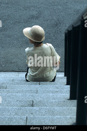 Japanische Touristen sitzen auf den Stufen in Asakusa, Tokio, Japan Stockfoto