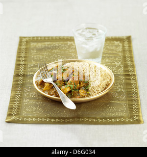 Chickencurry mit Vollkorn-couscous Stockfoto