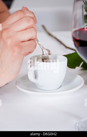 Kellner servieren frischen Espresso für glückliche Paar im restaurant Stockfoto