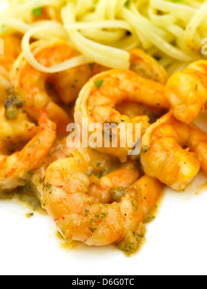 Knoblauch-Garnelen und Linguine mit Schnittlauch - mit Rezept Stockfoto