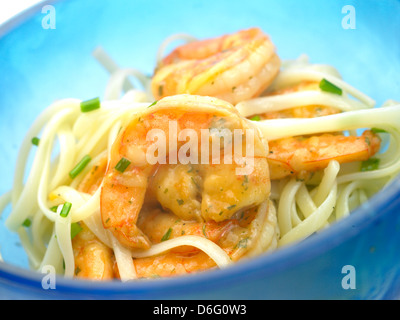 Knoblauch-Garnelen und Linguine mit Schnittlauch - mit Rezept Stockfoto