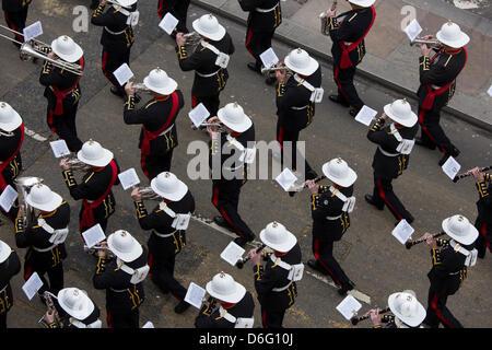 London, UK, 17. April 2013. Die Band von HM Royal Marines spielen Thatchers Trauerzug, von oben gesehen. Bildnachweis: Sarah Peters/Alamy Live-Nachrichten Stockfoto