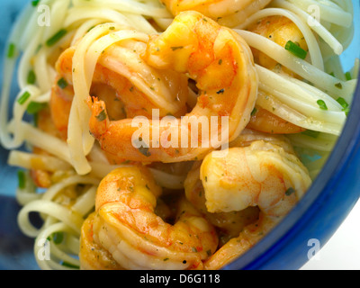 Knoblauch-Garnelen und Linguine mit Schnittlauch - mit Rezept Stockfoto