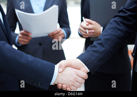 Nahaufnahme der Geschäftsleute Händeschütteln im Arbeitsumfeld Stockfoto