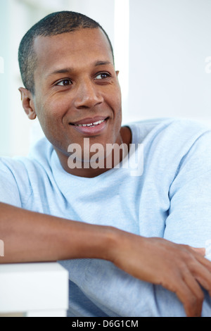 Bild der jungen afrikanischen Mann beiseite mit ruhigen Ausdruck suchen Stockfoto