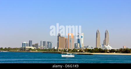 Küste und die Skyline mit Al Kazim Twin Towers, Dubai, Vereinigte Arabische Emirate Stockfoto