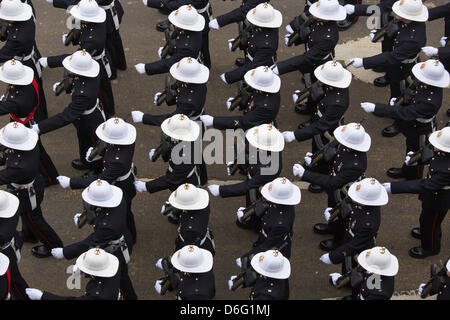 London, UK, 17. April 2013. Die Royal Marines teilnehmen an Baronin Margaret Thatcher Trauerzug. Bildnachweis: Sarah Peters/Alamy Live-Nachrichten Stockfoto