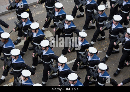 London, UK, 17. April 2013. Die Royal Navy zeigt seinen Respekt bei der Beerdigung von Baronin Margaret Thatcher. Bildnachweis: Sarah Peters/Alamy Live-Nachrichten Stockfoto