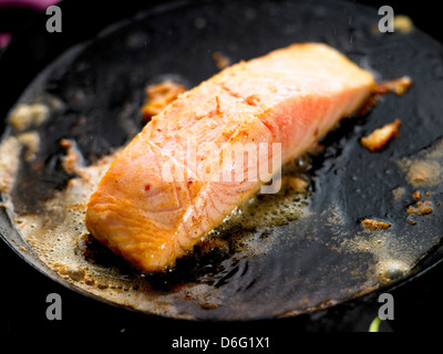 Lachsfilet in Butter/Schritt gedreht Kochen Stockfoto